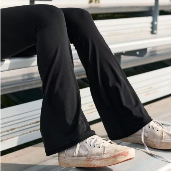 OFFLINE By Aerie Real Me High Waisted Crossover Flare Legging, True Black ML NWT - Picture 3 of 10